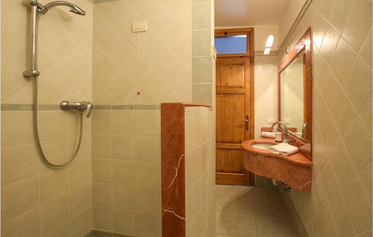 5 Bedroom Amazing Home In Fabbiano Fabbiano  エクステリア 写真
